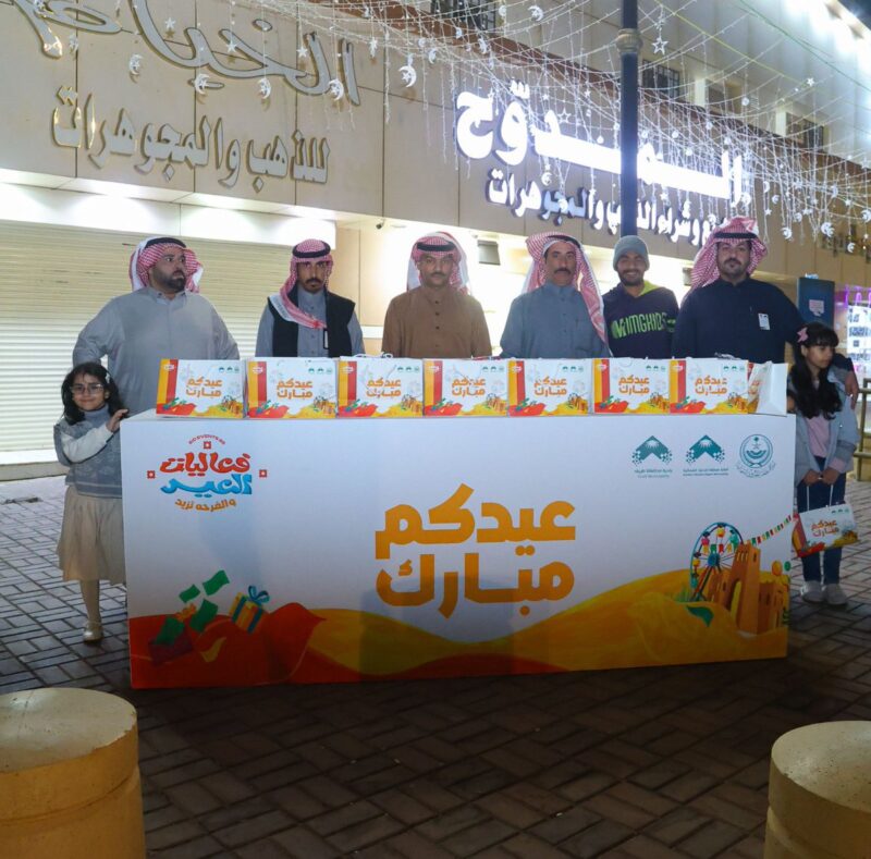 بالفيديو والصور.. بلدية محافظة طريف تشارك الأهالي فرحة عيد الفطر بتوزيع الهدايا