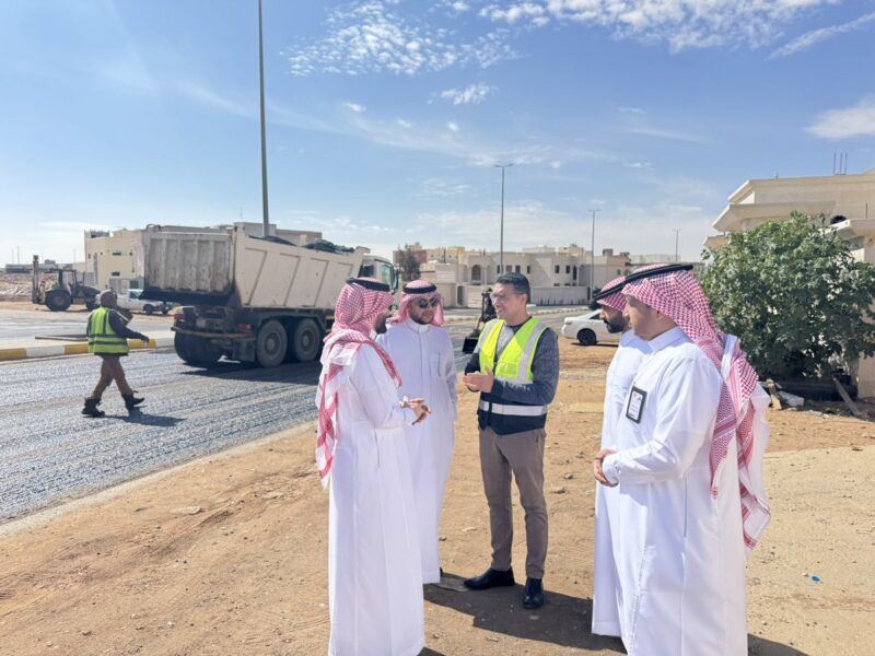 بالصور.. رئيس بلدية طريف يتفقد أعمال السفلتة بحي الروابي