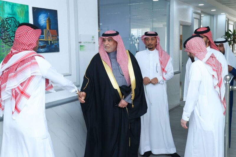 بالصور.. محافظ طريف يطّلع على سير العمل ومشاريع البلدية ويبحث خططها المستقبلية