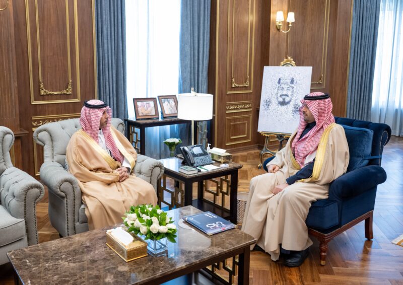 أمير الحدود الشمالية يتسلّم التقرير السنوي لهيئة الهلال الأحمر السعودي بالمنطقة لعام 2025