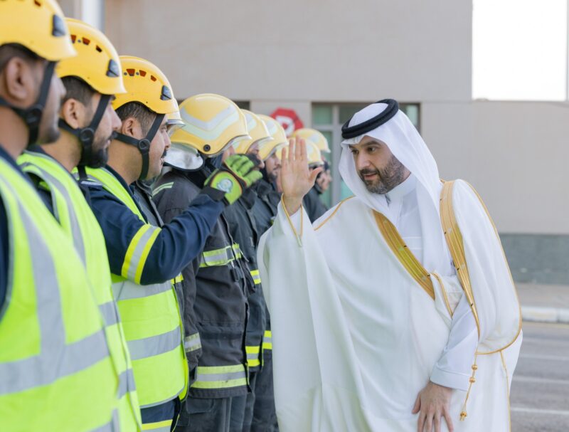 نائب أمير الحدود الشمالية يعايد منسوبي الدفاع المدني في مواقعهم الميدانية بعيد الفطر