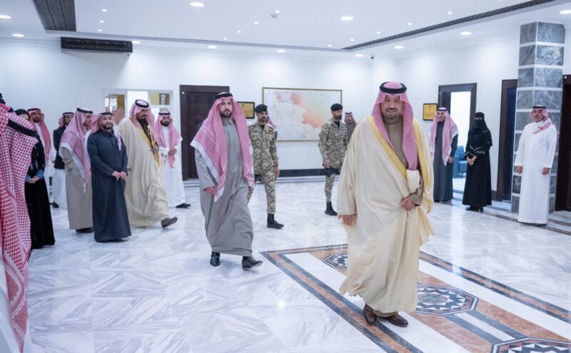 أمير منطقة الحدود الشمالية يتفقد منسوبي الإمارة المكلفين ويهنئهم بعيد الفطر