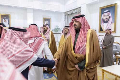 بالصور.. رئيس بلدية طريف يتفقد أعمال السفلتة بحي الروابي