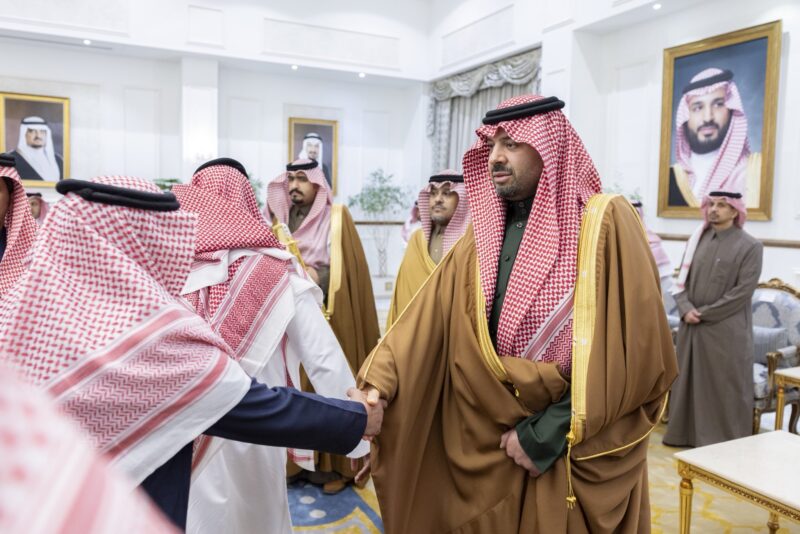 أمير منطقة الحدود الشمالية يستقبل وكلاء ومنسوبي الإمارة بمناسبة عيد الفطر