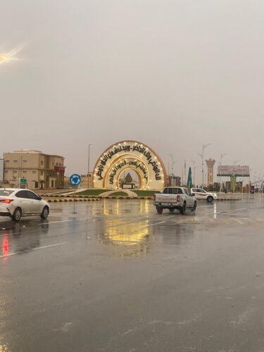 بالصور.. فرق الطوارئ ببلدية محافظة طريف تواصل تنظيف مصائد المياه استعدادًا للحالة المطرية