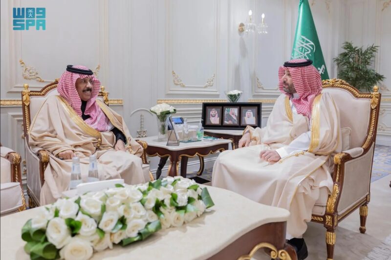 نائب أمير الحدود الشمالية يستقبل مدير فرع جمعية الثقافة والفنون بالمنطقة