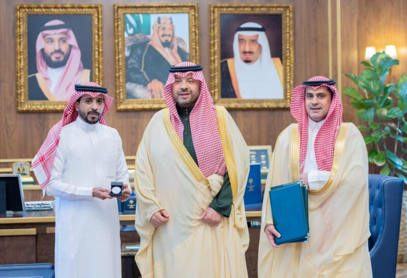 أمير منطقة الحدود الشمالية يستقبل موظفًا من مستشفى طريف العام حقق فضية معرض جنيف للاختراعات