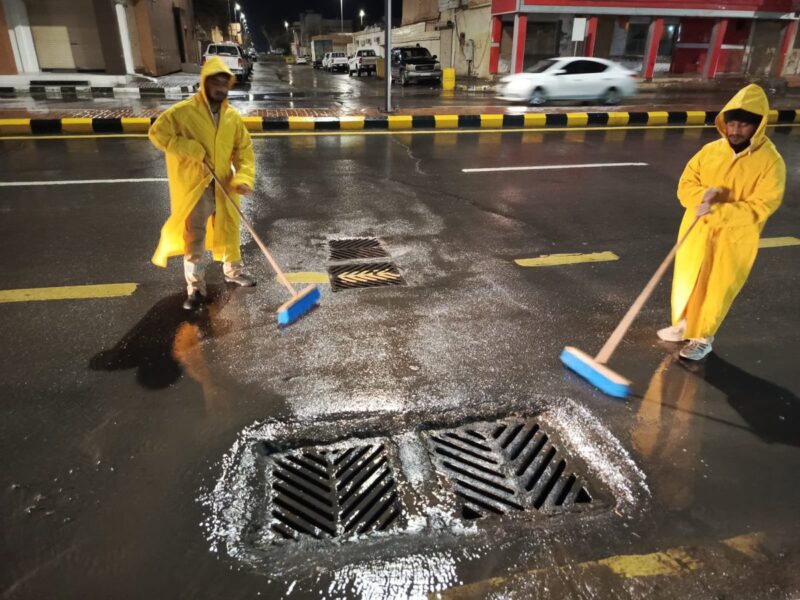 بالصور.. فرق الطوارئ ببلدية محافظة طريف تواصل تنظيف مصائد المياه استعدادًا للحالة المطرية