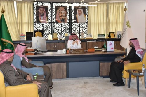 بالصور.. فرق الطوارئ ببلدية محافظة طريف تواصل تنظيف مصائد المياه استعدادًا للحالة المطرية