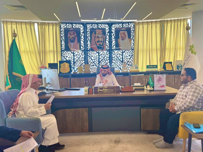 بالصور.. رئيس بلدية طريف يعقد اجتماعًا مع إدارة الخدمات ومقاول مشروع جمع ونقل النفايات