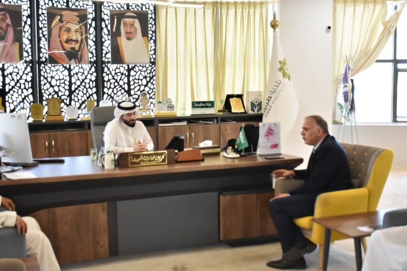 بالصور.. رئيس بلدية طريف يبحث تعزيز الشراكات مع فندق موفنبيك وعد الشمال