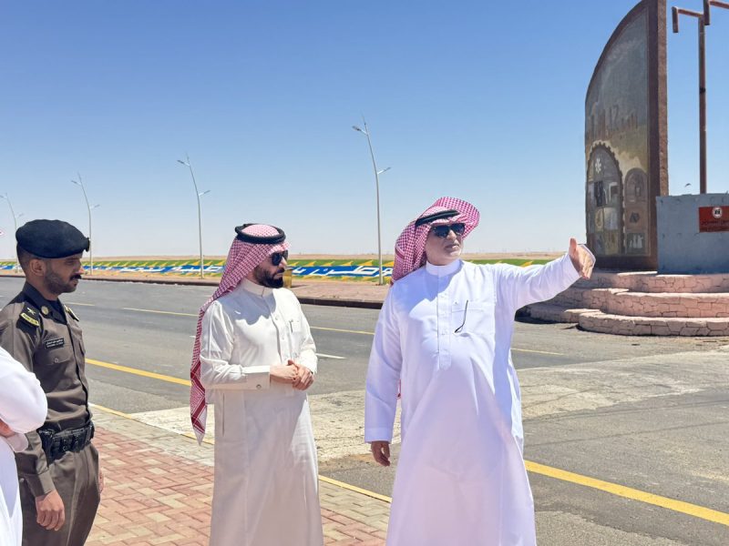 بالصور.. محافظ طريف يتفقد ميدانياً مدخل “طريف – القريات” ويطلع على خطط تطويره