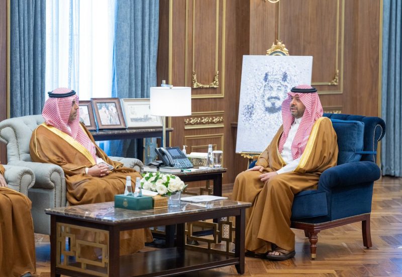 أمير الحدود الشمالية يستقبل مدير الخطوط الجوية العربية السعودية