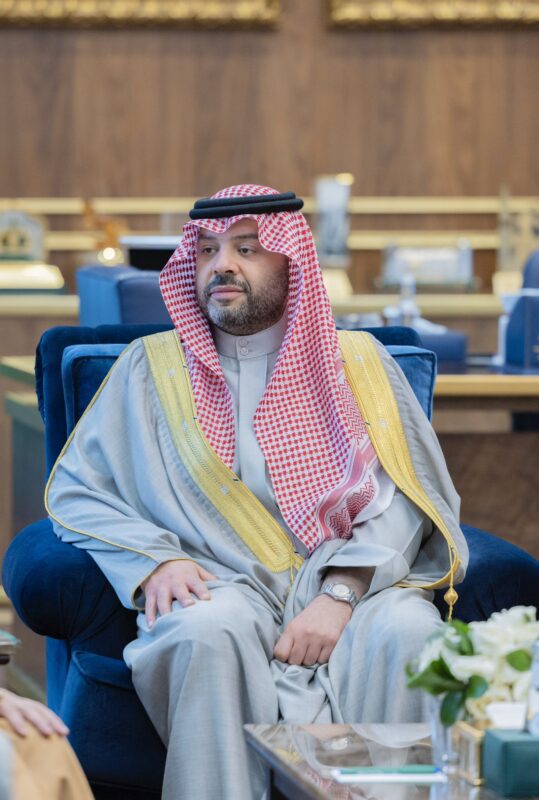 أمير الحدود الشمالية يستقبل مدير فرع الالتزام البيئي بالمنطقة