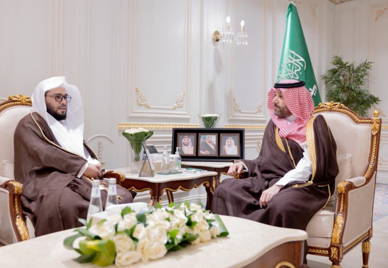 نائب أمير الحدود الشمالية يستقبل مدير فرع هيئة الأمر بالمعروف بالمنطقة