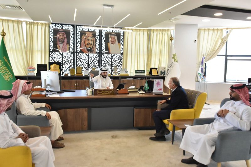 بالصور .. رئيس بلدية طريف يبحث سبل التعاون مع فندق موفنبيك وعد الشمال