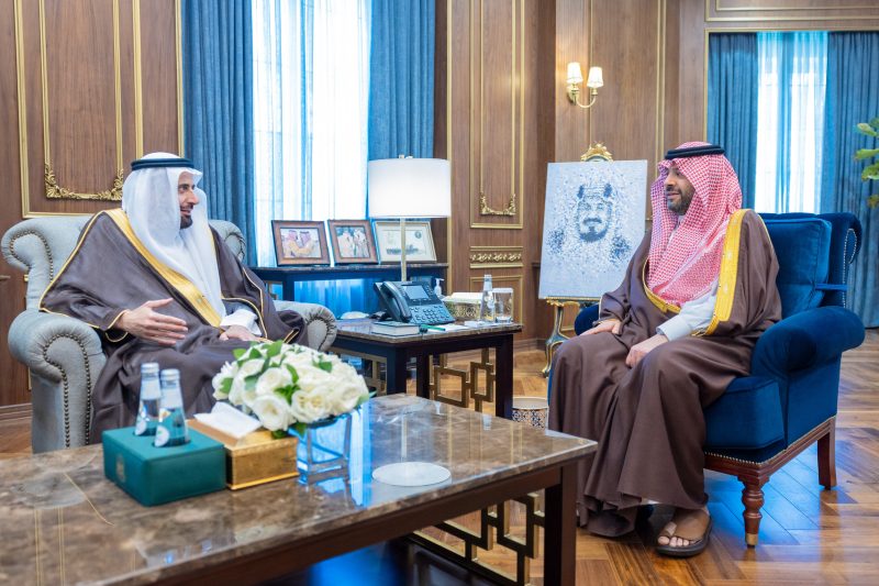 أمير منطقة الحدود الشمالية يستقبل وزير الحج والعمرة