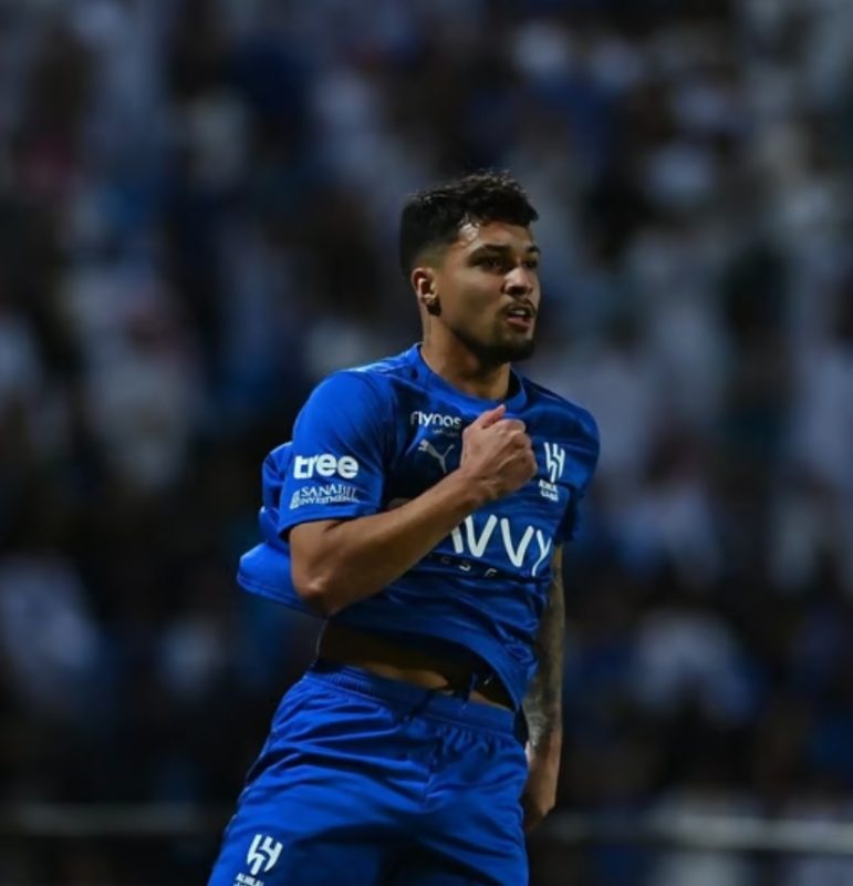 بثلاثية نظيفة.. الهلال يهزم الحزم ويواصل مطاردة النصر