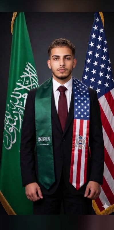 نواف الرويلي يحصل على البكالوريوس في الأمن السيبراني والعدالة الجنائية من “جامعة إنديانا” الأمريكية