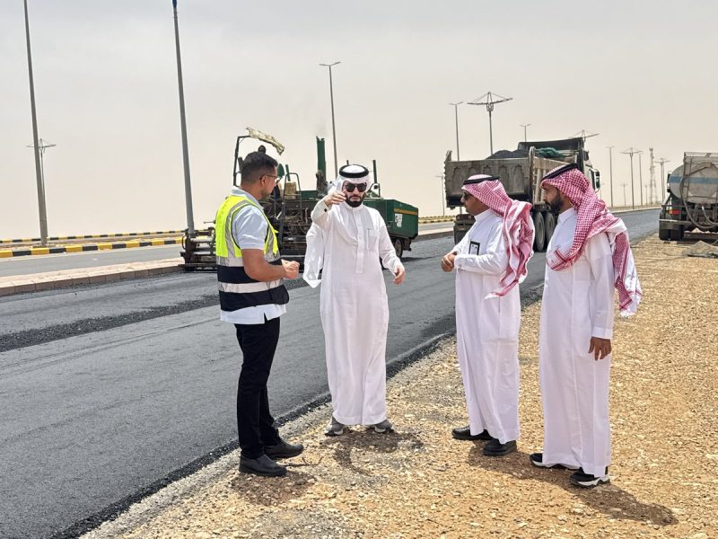 بالصور.. رئيس بلدية طريف يتابع ميدانياً أعمال سفلتة مدخل طريف «طريق القريات»