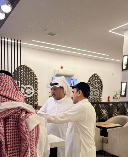 بالصور.. رئيس بلدية طريف يتابع ميدانياً أعمال سفلتة مدخل طريف «طريق القريات»