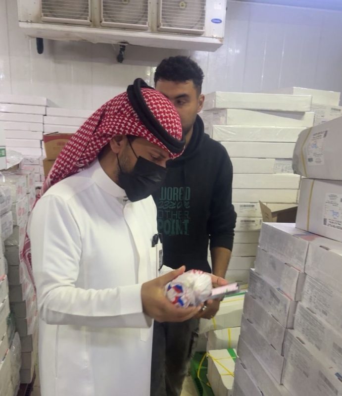 بالصور.. بلدية طريف تكثف جولاتها الرقابية على منافذ بيع المواد الغذائية