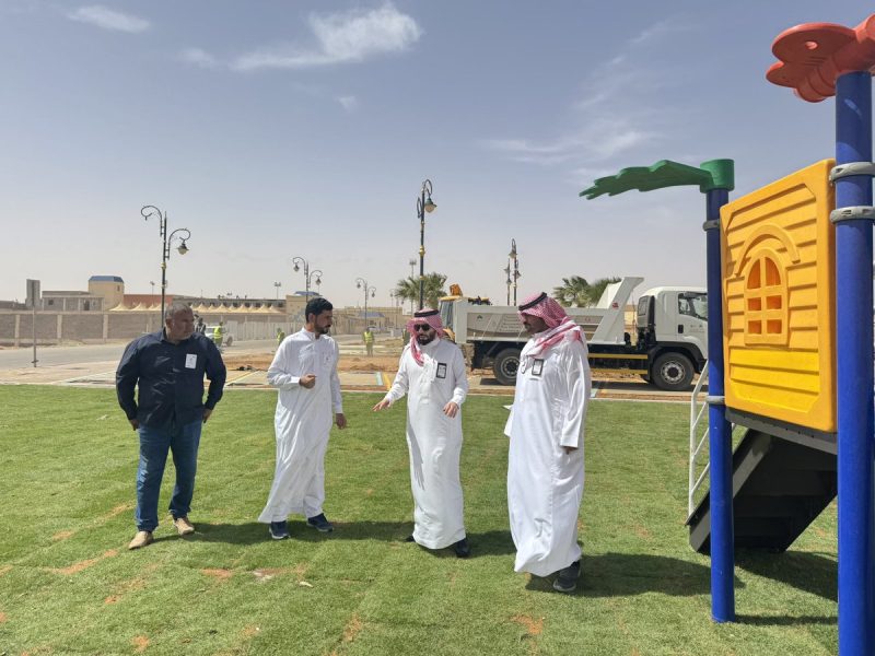 بالصور.. رئيس بلدية طريف يتابع تأهيل المسطح الأخضر بحديقة الصالحية