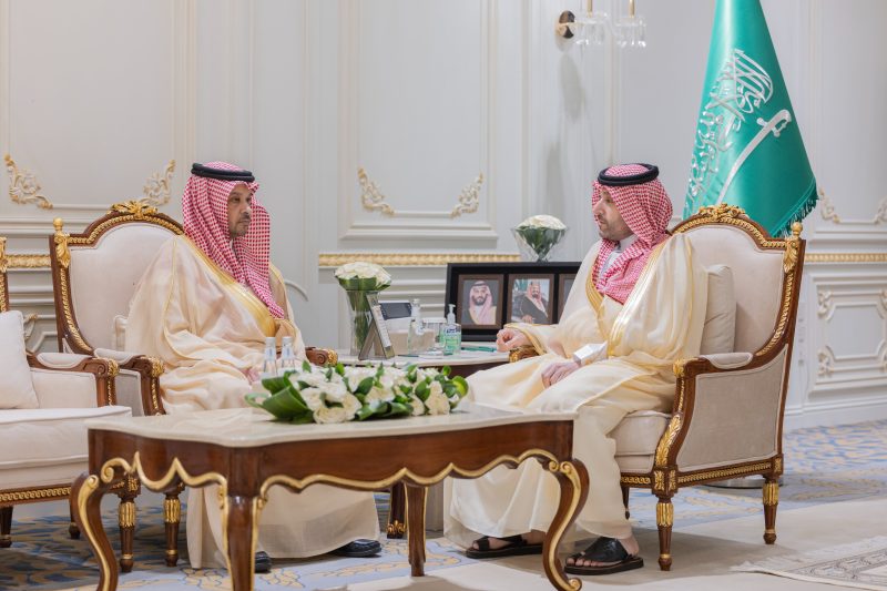 نائب أمير منطقة الحدود الشمالية يستقبل المدير العام لفرع وزارة الصحة بالمنطقة