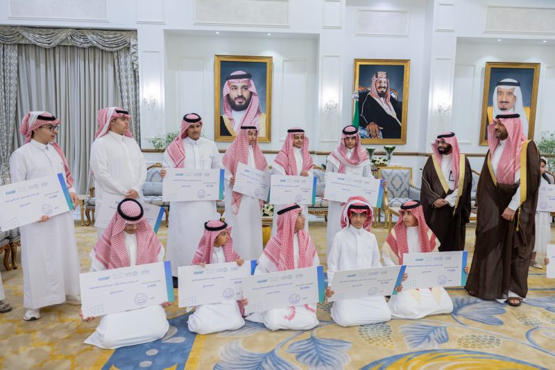 أمير الحدود الشمالية يستقبل الطلبة الفائزين بجائزة منافس 2025