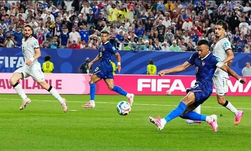 فرنسا تحسم تأهلها إلى دور الـ32 بثلاثية في شباك العراق