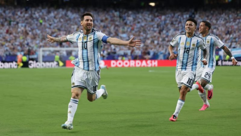 هاتريك ميسي يقود الأرجنتين لاكتساح الجزائر 3-0 ويعقّد حظوظ “الخضر” في المونديال