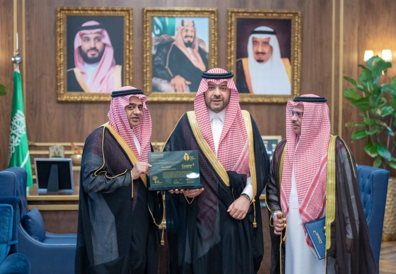 أمير منطقة الحدود الشمالية يتسلّم تقريرًا عن مطارات المنطقة