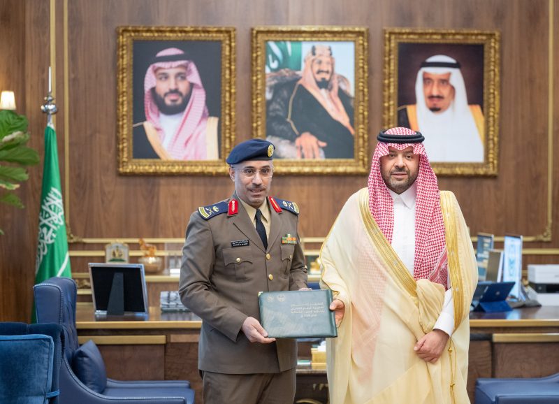 أمير منطقة الحدود الشمالية يتسلّم التقرير السنوي للدفاع المدني بالمنطقة لعام 2025م
