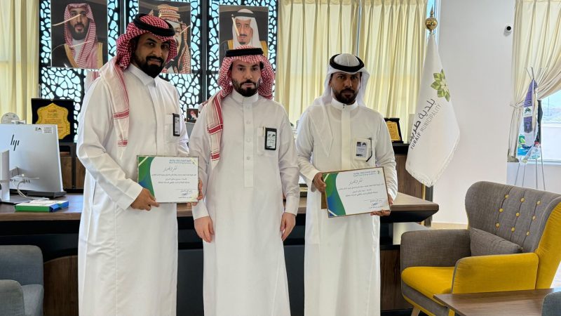 رئيس بلدية طريف يكرّم الشراري والرويلي لجهودهما في دعم الرقابة على المنشآت المخالفة