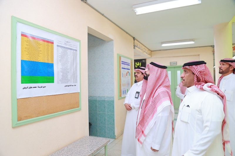 مدير عام تعليم الحدود الشمالية يتفقد مدارس طريف ويطمئن على سير الاختبارات