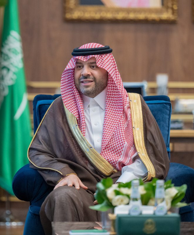 أمير الحدود الشمالية يستقبل أمين مركز الملك عبدالعزيز للتواصل الحضاري