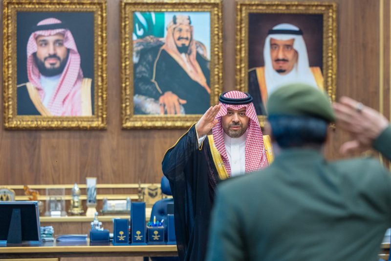 أمير الحدود الشمالية يتسلّم التقرير السنوي لأعمال منفذ جديدة عرعر لموسم الحج والعمرة 1447هـ