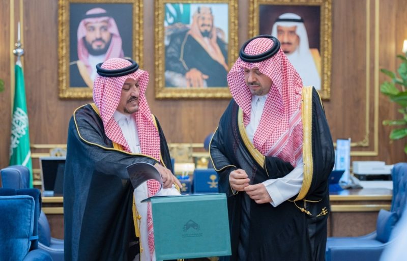 أمير منطقة الحدود الشمالية يتسلّم المنهجية الإستراتيجية لأمانة المنطقة