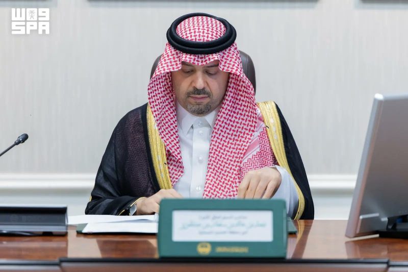 أمير منطقة الحدود الشمالية يرأس اجتماع اللجنة العليا للتوطين