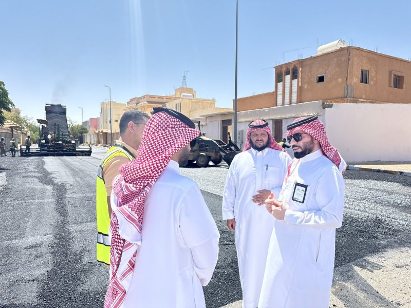 بالصور.. رئيس بلدية طريف يتابع أعمال السفلتة والأرصفة لتعزيز جودة الطرق