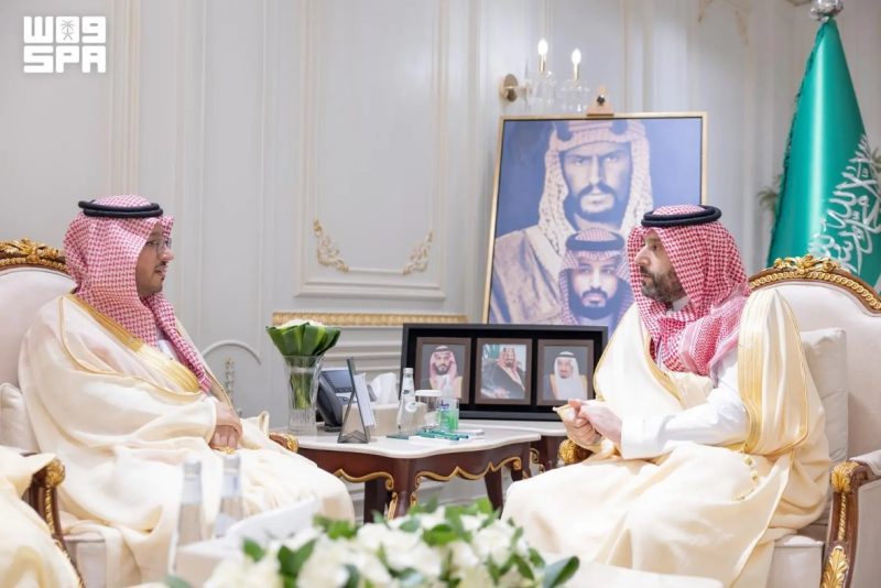نائب أمير الحدود الشمالية يستقبل نائب وزير التعليم