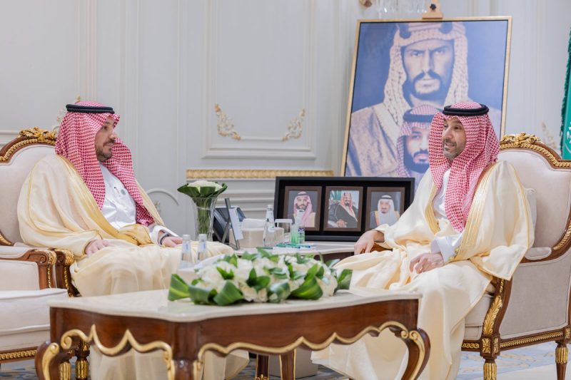 نائب أمير الحدود الشمالية يستقبل مدير فرع وزارة التجارة بالمنطقة