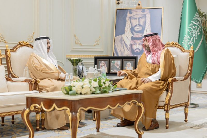 الأمير محمد بن عبدالله يتسلم تقرير الملتقى العلمي الثالث لجامعة الحدود الشمالية