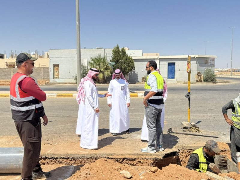 بالصور.. رئيس بلدية طريف يقف على أعمال الطرق وتصريف مياه الأمطار ويوجّه بسرعة معالجة الملاحظات