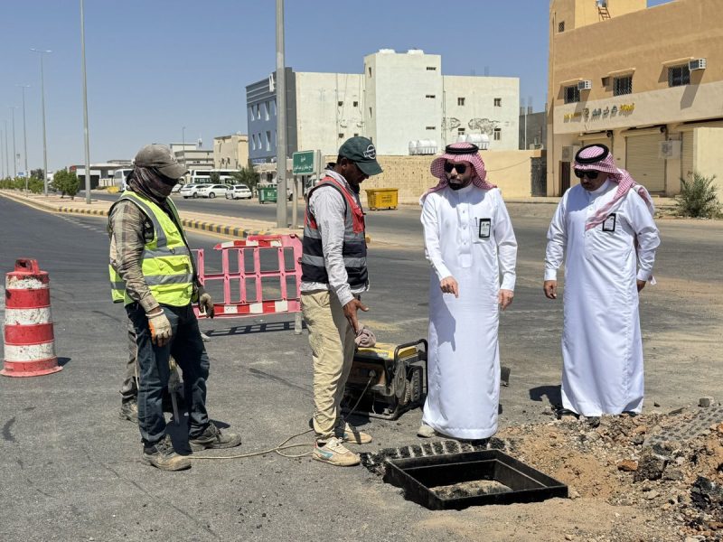 بالصور.. رئيس بلدية طريف يتابع ميدانيًا أعمال صيانة مصائد تصريف مياه الأمطار والسفلتة بحي الورود