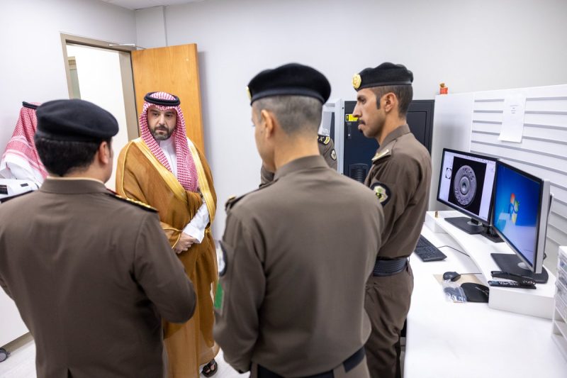 نائب أمير الحدود الشمالية يتفقد إدارة الأدلة الجنائية بالمنطقة
