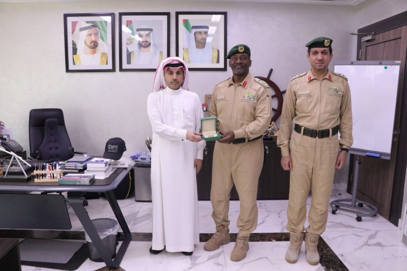 شرطة دبي تكرم المواطن السعودي “عبدالرزاق بن زعل الرويلي” لإنقاذه شخص من الغرق