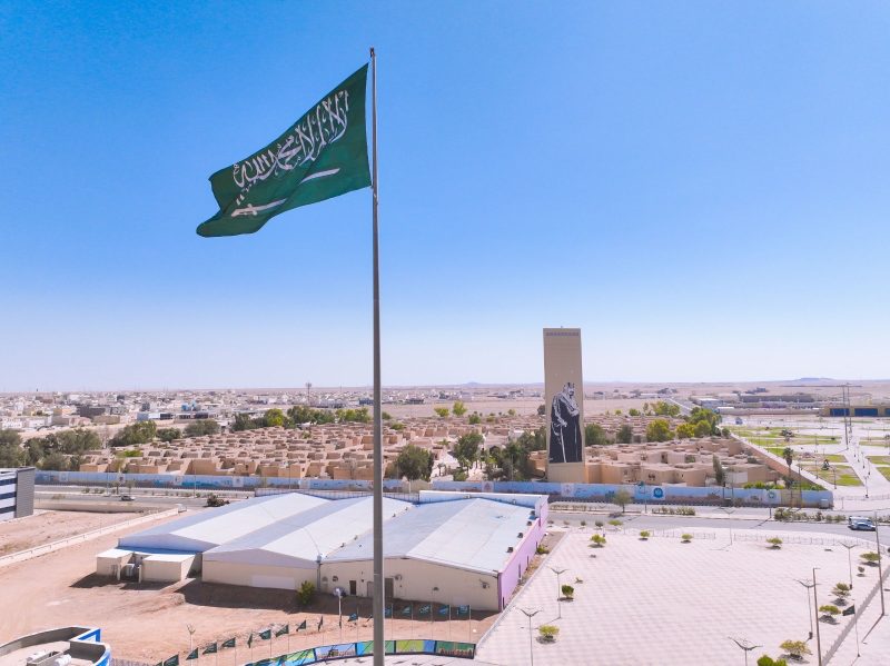 بالفيديو والصور.. محافظ طريف يرفع العلم ضمن فعاليات اليوم الوطني 94