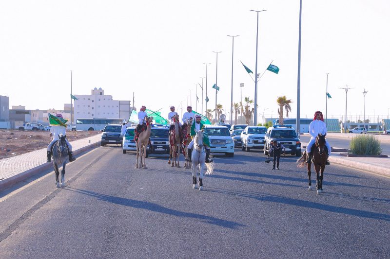 بالصور .. طريف تحتفي باليوم الوطني بمسيرة الخيل والهجن