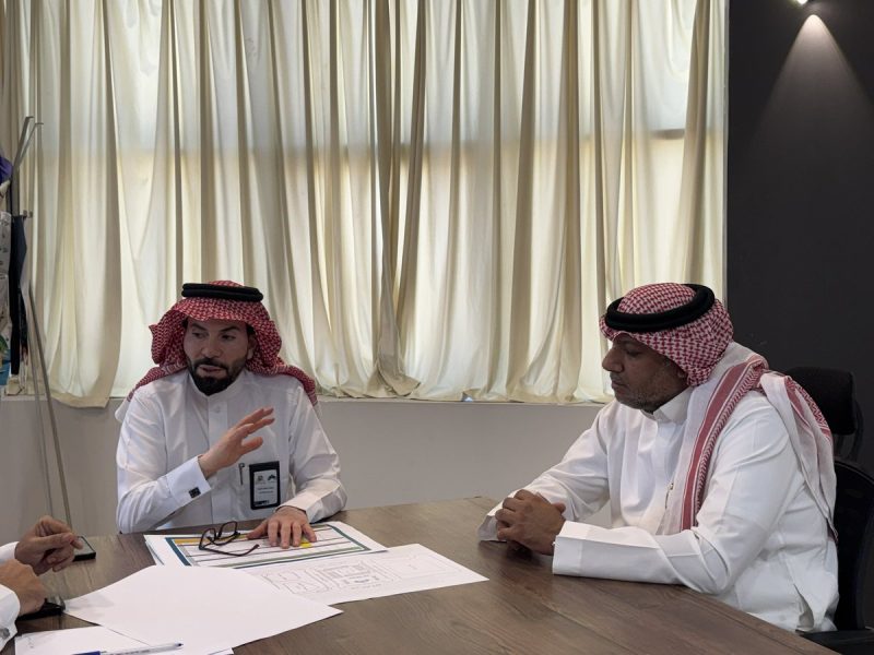 بالصور.. رئيس بلدية طريف يلتقي مدير الموارد البشرية بشركة أسمنت الجوف